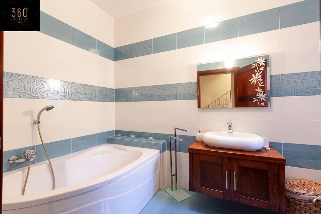 Beautiful, Typical Maltese 4Br Home With Roof Top By 360 Estates سليمة المظهر الخارجي الصورة