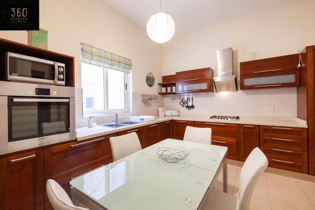Beautiful, Typical Maltese 4Br Home With Roof Top By 360 Estates سليمة المظهر الخارجي الصورة