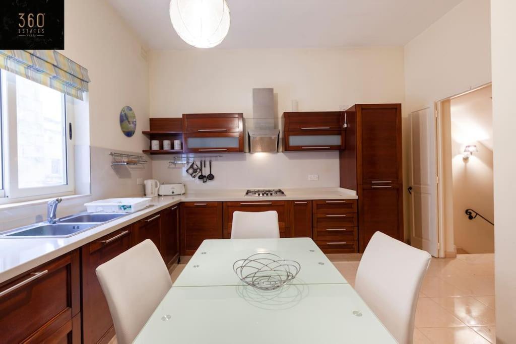 Beautiful, Typical Maltese 4Br Home With Roof Top By 360 Estates سليمة المظهر الخارجي الصورة